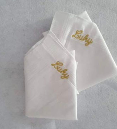 Bílé kapesníky se zlatým vyšitým monogramem