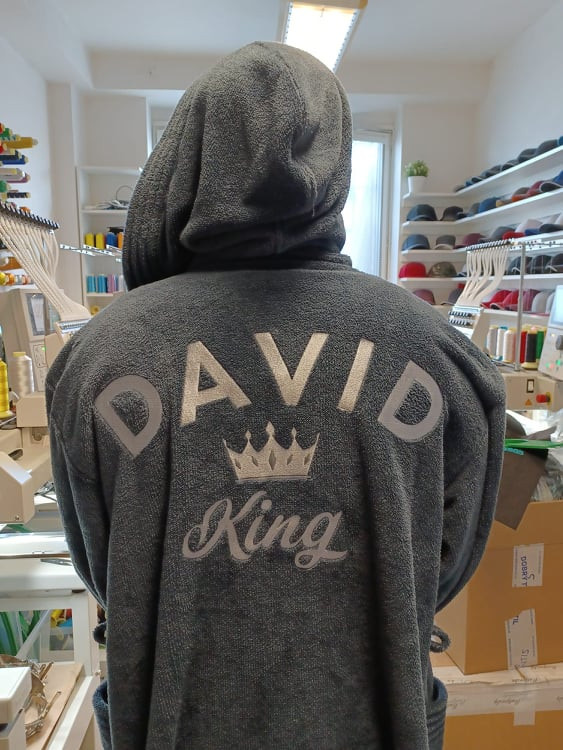 Šedá mikina s vyšitým nápisem David King na zádech, v dílně