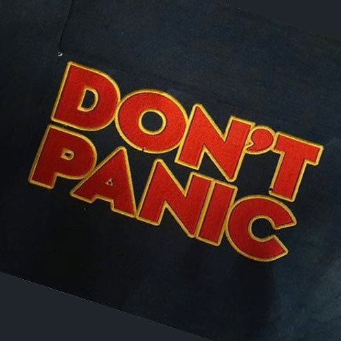 Nášivka s červeným nápisem Don't Panic