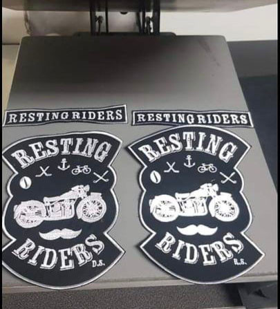 Velké nášivky Resting Riders na záda motorkářské vesty